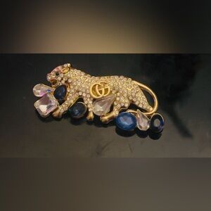 - Gorgeous Vintage Repurposed Leopard with GG Gucci Logo crystals pin/bro…